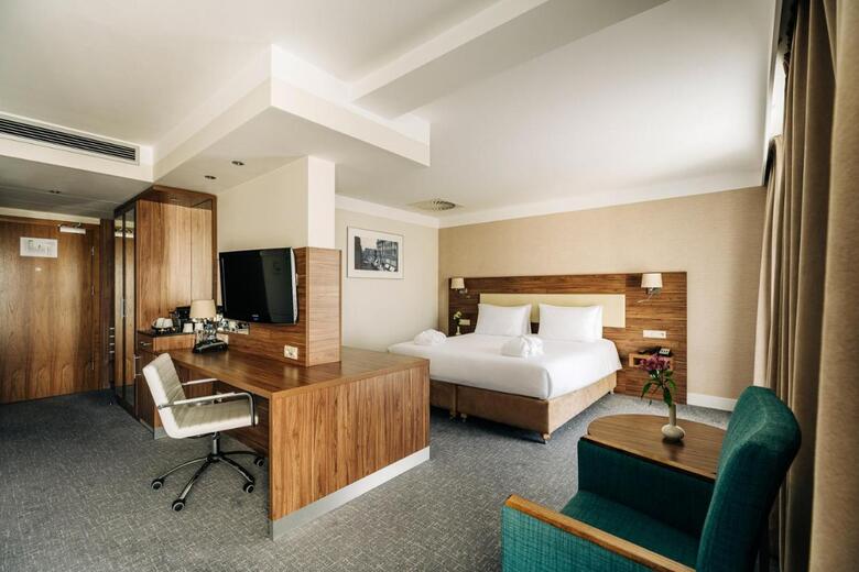 Hotel Holiday Inn ?�d?