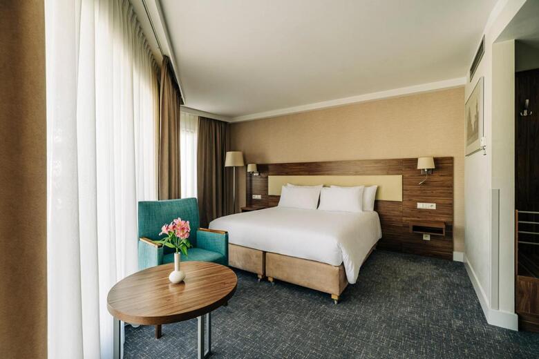 Hotel Holiday Inn ?�d?