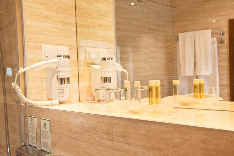 Hotel Holiday Inn ?�d?