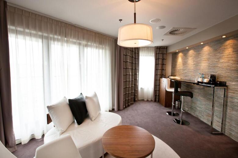 Hotel Holiday Inn ?�d?