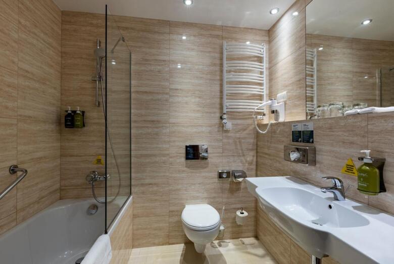 Hotel Holiday Inn ?�d?