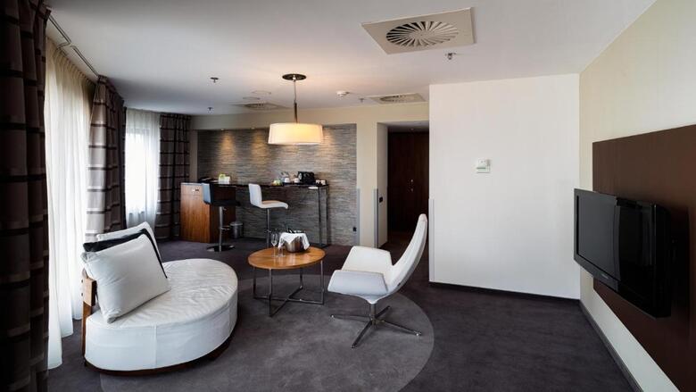 Hotel Holiday Inn ?�d?