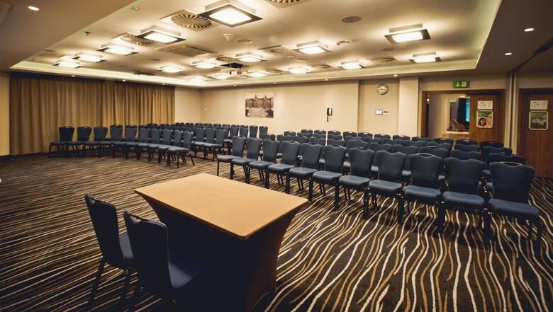 Hotel Holiday Inn ?�d?