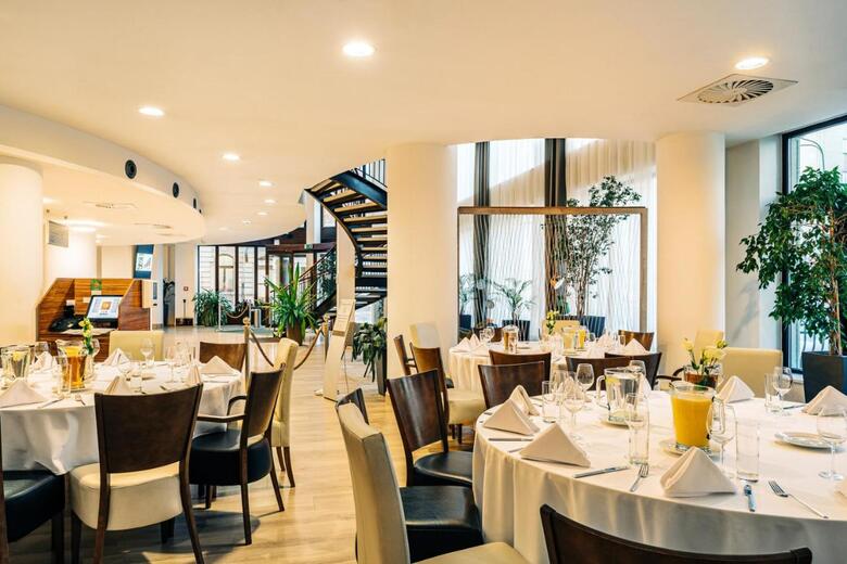 Hotel Holiday Inn ?�d?