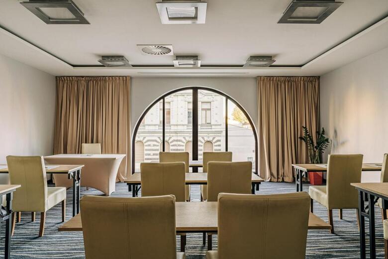 Hotel Holiday Inn ?�d?