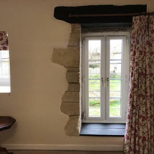 Blacksmiths Cottage In Blanzay - 3 Beds