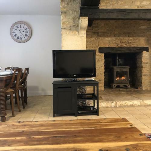 Blacksmiths Cottage In Blanzay - 3 Beds
