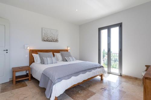 Cabris Villa Sleeps 14 With Pool And Air Con