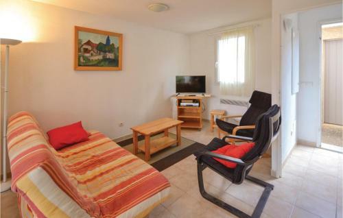 Three-bedroom Holiday Home In Calvisson