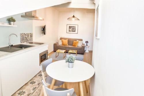 Charming 1 Bedroom Apartment Center