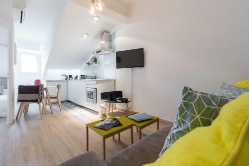Charming 1 Bedroom Apartment Center