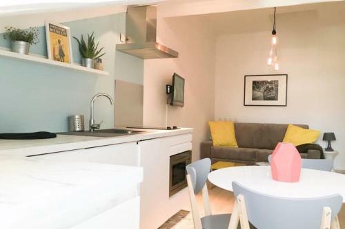 Charming 1 Bedroom Apartment Center