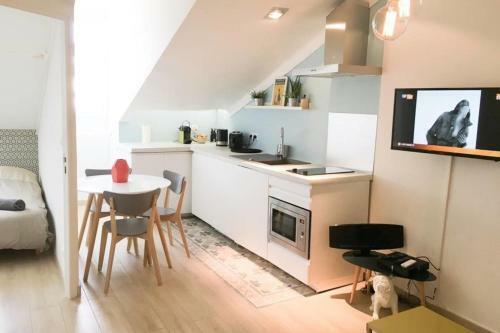 Charming 1 Bedroom Apartment Center