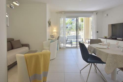 Modern Garden-level Apartment 2 Mn From The Beaches !