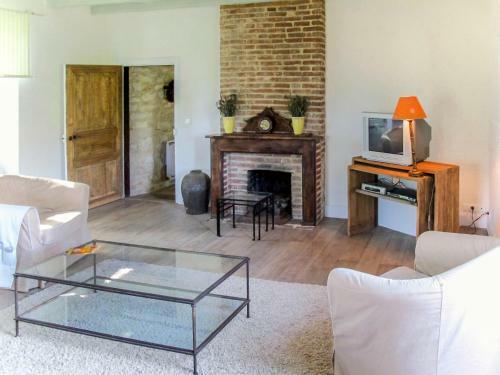 Holiday Home La Grange Et Le Cur�e - Crn102