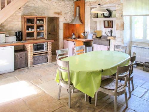 Holiday Home La Grange Et Le Cur�e - Crn102