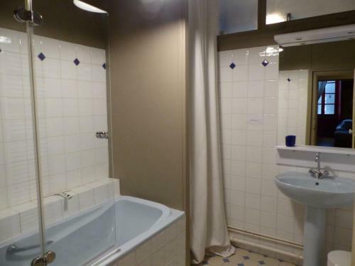 G�te C�rilly, 4 Pi�ces, 6 Personnes - Fr-1-489-98