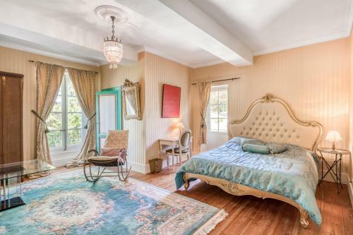 Clairac Chateau Sleeps 15 With Pool And Wifi