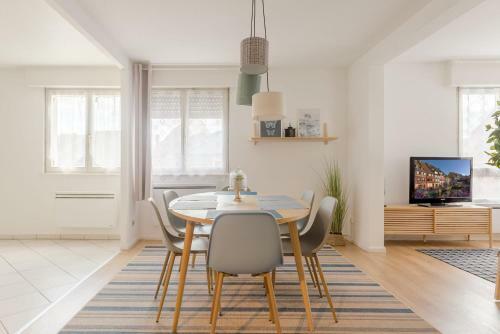 The Elegance - Renovated Apartment With Parking