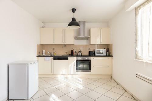 The Elegance - Renovated Apartment With Parking