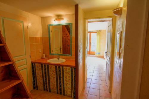La Farigoule Charming Stone House With Shared Pool In Provence