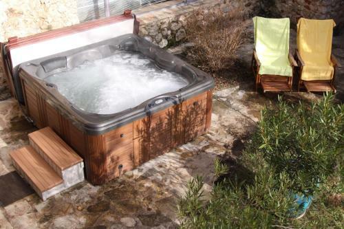 La Farigoule Charming Stone House With Shared Pool In Provence