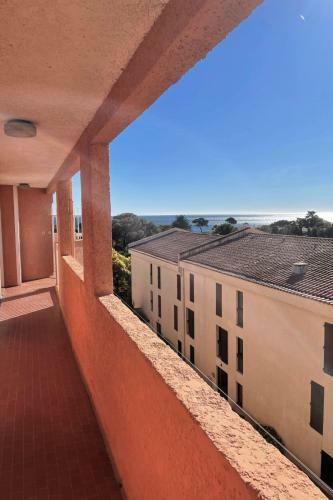 Apartamento Bright Studio With Balcony 400m From The Beach