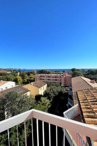 Apartamento Bright Studio With Balcony 400m From The Beach