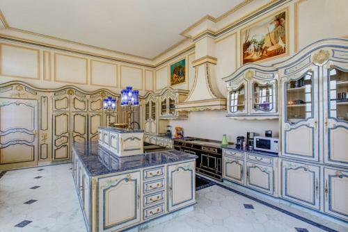 Grasse Chateau Sleeps 14 Pool Air Con Wifi