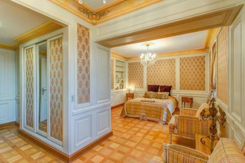 Grasse Chateau Sleeps 14 Pool Air Con Wifi