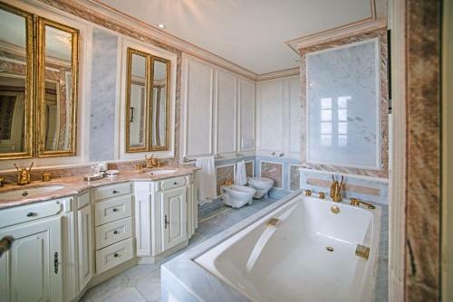 Grasse Chateau Sleeps 14 Pool Air Con Wifi