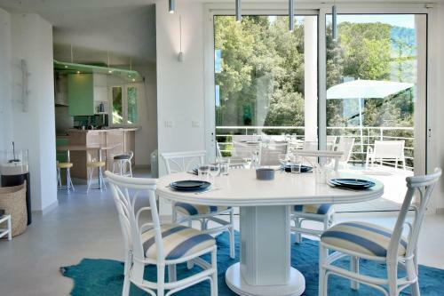 Panoramic View - Architect-designed Villa With Swimming Pool