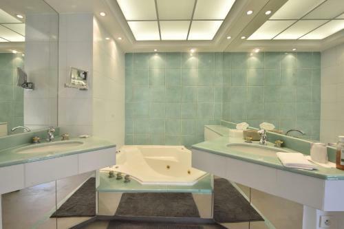 Panoramic View - Architect-designed Villa With Swimming Pool
