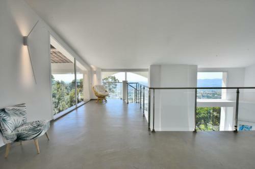 Panoramic View - Architect-designed Villa With Swimming Pool