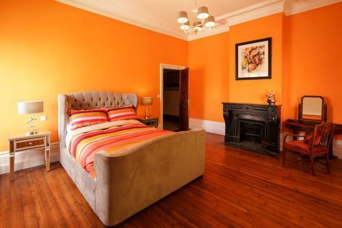 Hallines Chateau Sleeps 26 Wifi