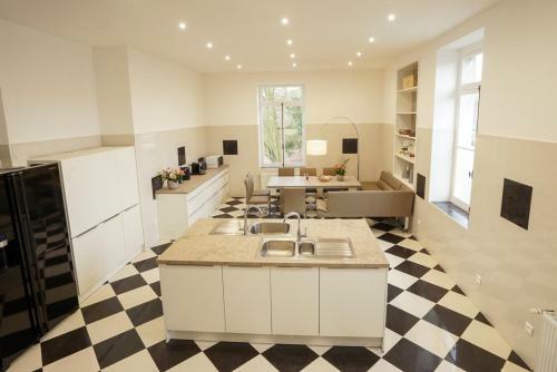 Hallines Chateau Sleeps 26 Wifi