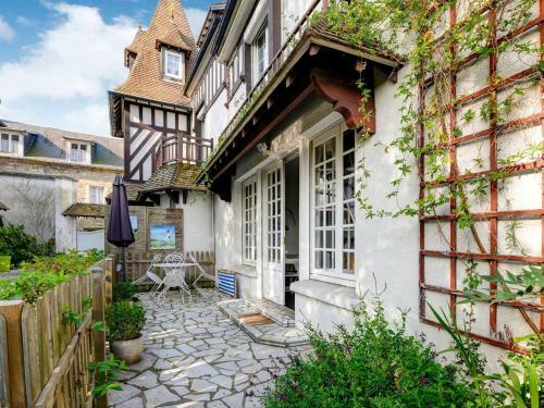 Beautiful Apartment In Isigny-sur-mer With Private Terrace