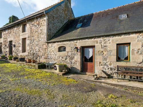 Graceful Holiday Home In Le Faou�t With Swimming Pool