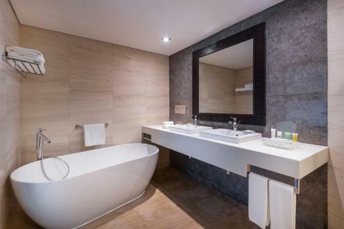 Hotel Holiday Inn Alseeb Muscat