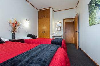 Summit Motor Lodge