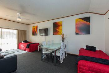 Summit Motor Lodge
