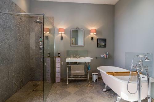 Larroque-sur-l'osse Villa Sleeps 8 With Pool