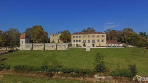 Larroque-sur-l'osse Villa Sleeps 8 With Pool
