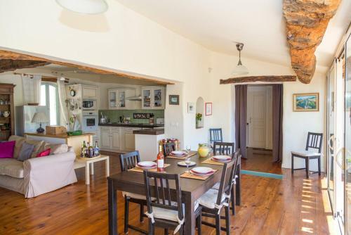 Laurac Villa Sleeps 8 Pool Wifi