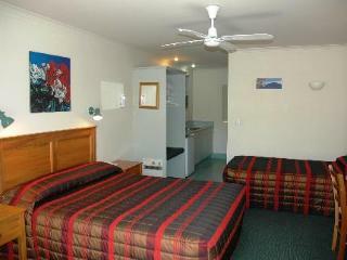 Colonial Lodge Motel