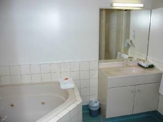 Colonial Lodge Motel