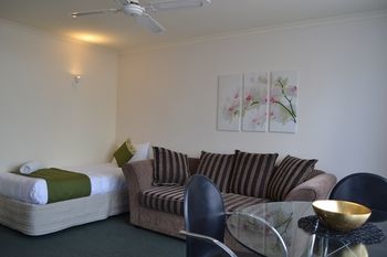 Colonial Lodge Motel