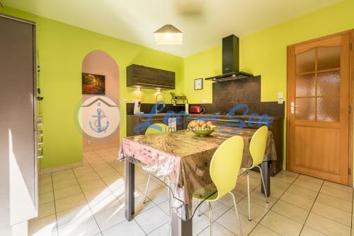 Maison Flamants Roses Avec Piscine