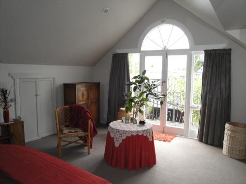 Hostal English Tudor House