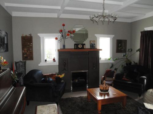 Hostal English Tudor House